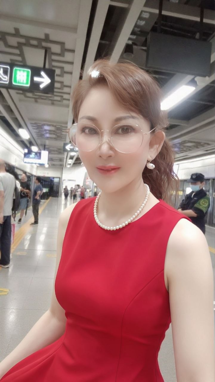 深圳罗湖的夜色里，岚姐那熟透的身体正散发 4