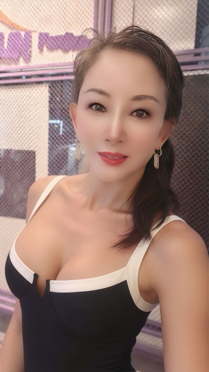 深圳罗湖的岚姐，熟女风情正浓，丰满的身段 3