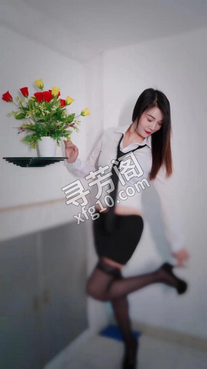美美 几岁：28 身⾼：166 胸围：38E 费用明细：400 ⼀课，700 两课 2