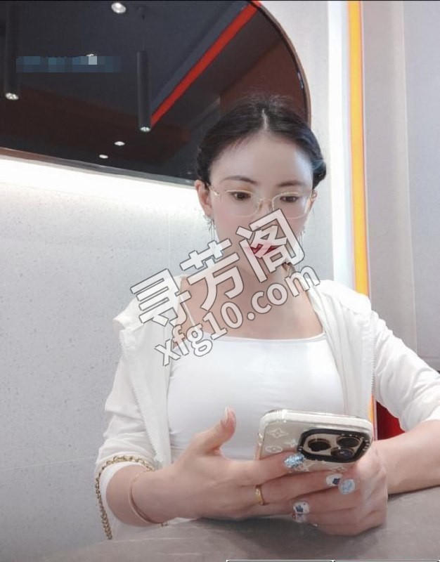 双飞小姐姐 位置 几岁 25岁-30岁 颜值＝ 6分 费用明细 400 项目 鸳鸯浴，水中萧，漫游，刮痧，毒龙 2