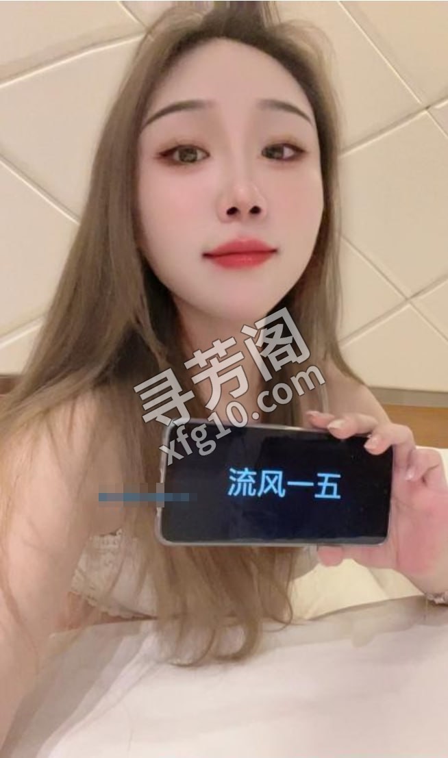 会夹吸小萝莉JOJO 地方 年龄 25岁-30岁 颜值： 6分 400 项目 鸳鸯浴，水中调情，水中箫，舌吻 2