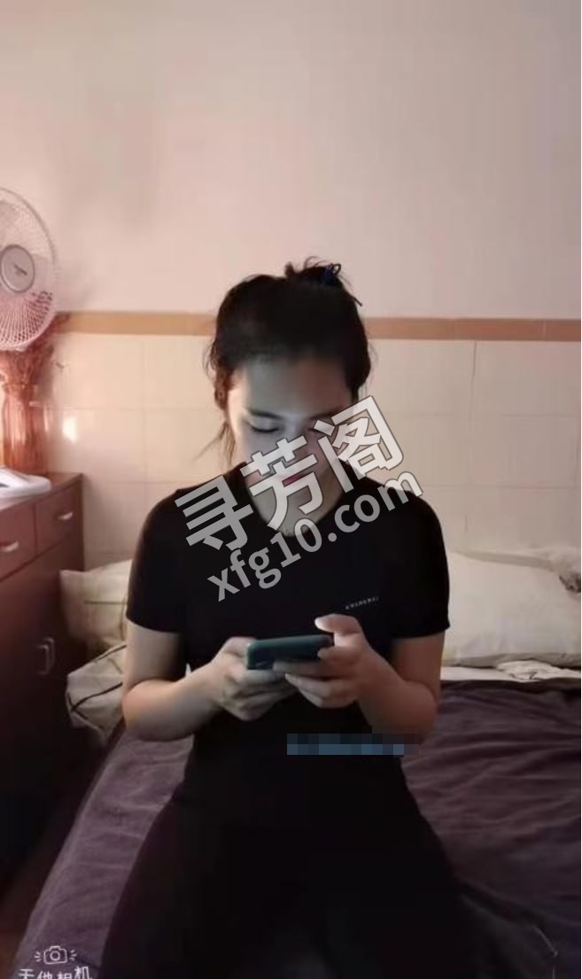 南山英文教师小白 地方 市辖区 年龄 25岁-30岁 颜值： 6分 800 项目 鸳鸯浴，波推，69，舌吻 2