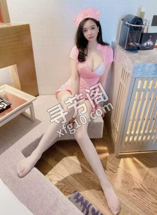 南山小云 芳龄:22岁 身高:167cm 体重:46kg 胸围:36F 项目:花样胸推，不带套口吹，刺激调情 4