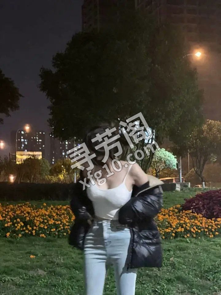 光谷妹胸大水多 地方 年龄 25岁-30岁 颜值： 6分 400 项目 陪浴，乳交，舔蛋蛋，口交，漫游，啪啪 7
