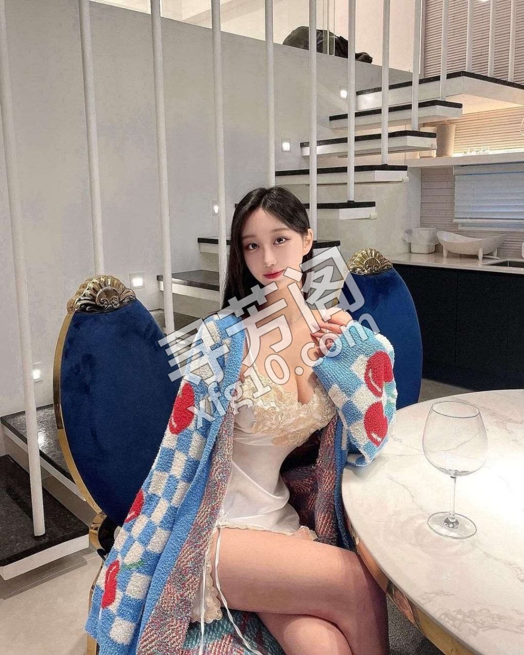 标题:风骚妩媚身材好妹子 地区： 服务人数:1人 价格: 1000 介绍:一进门就被老师吸引住了，太性感了 2