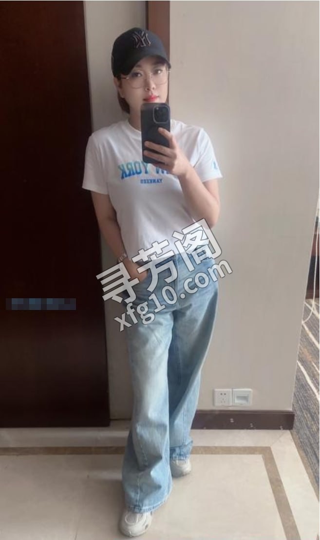 闷骚眼镜姐 地方 年龄 25岁-30岁 颜值： 6分 600 项目 按摩、胸推、指划、过水、漫游、毒龙 2