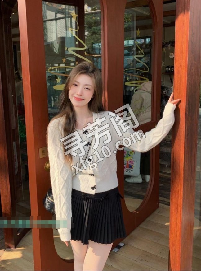 重庆小骚货叶辞 地方 渝北区 年龄 22 颜值： 9 600-2000 项目 按摩，波推，制服，口爆，鸳鸯浴 2