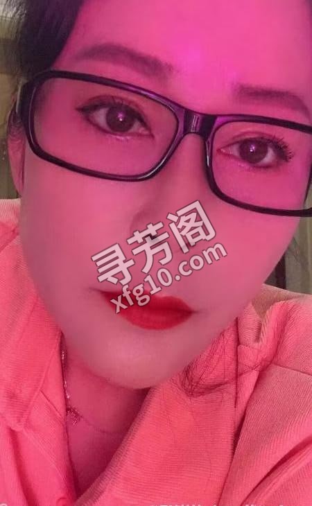 成都眼镜骚老师 地方 年龄 30岁-40岁 颜值： 6分 400 项目 丝袜诱惑，口活，漫游，69，做爱爱 2
