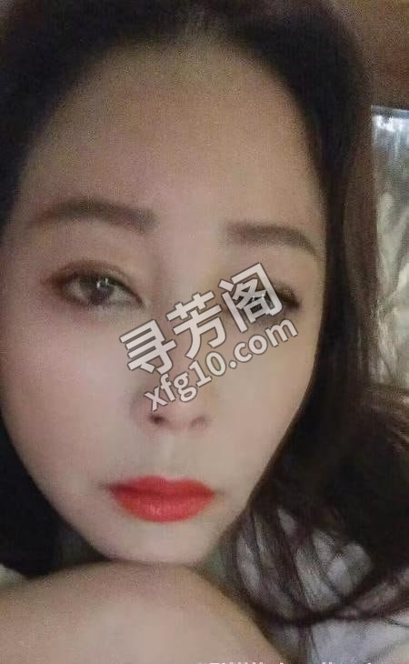 成都眼镜骚老师 地方 年龄 30岁-40岁 颜值： 6分 400 项目 丝袜诱惑，口活，漫游，69，做爱爱 3