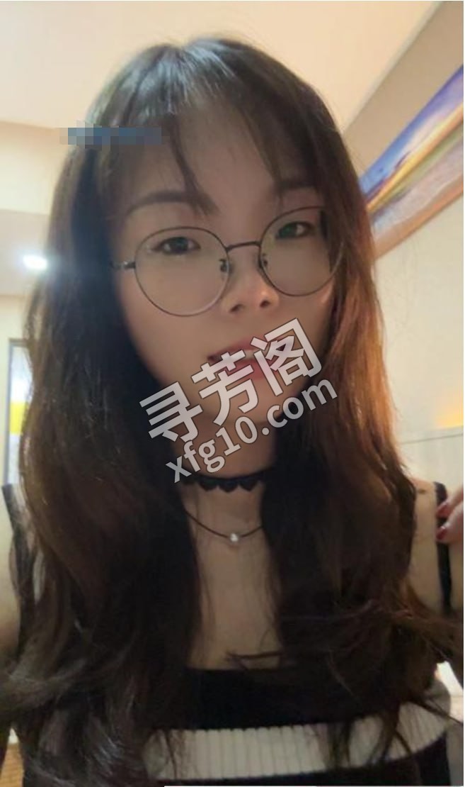 佛山禅城小狐狸 地方 年龄 25岁-30岁 颜值： 6分 500 项目 鸳鸯浴，调情，kiss，制服丝袜高跟 2