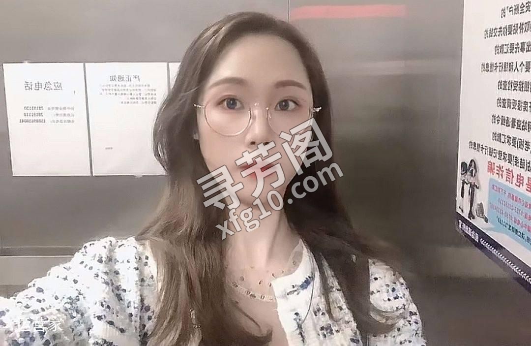800 进门看到老师忍不住就舌吻了起来，一边揉揉老师的胸，小弟弟猛地一下就站起来 2