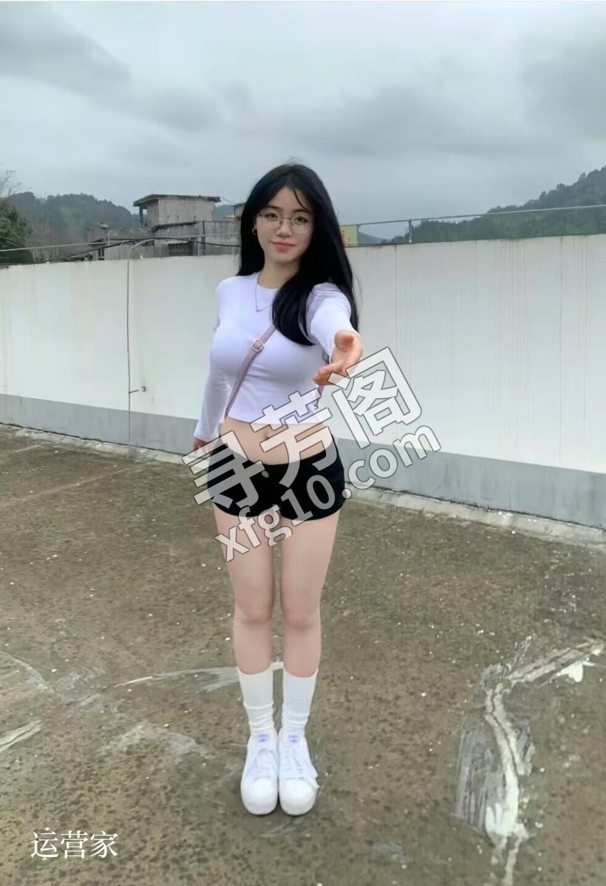 800 挺好看的一个小姐姐，身材好，胸大概c罩杯，刚刚好，屁股是蜜桃臀，真的是太性感了，重点下面是粉粉的 3