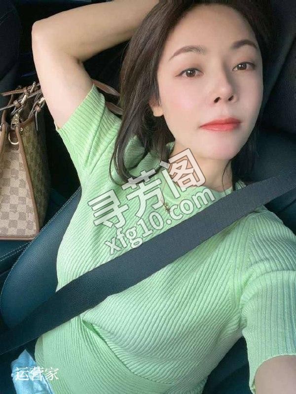 南山 500 打车到附近，遥控上楼，进门看见妹子长得不错，胸很大，上来就忍不住摸奶子妹子也不抗拒给拿拖鞋 3