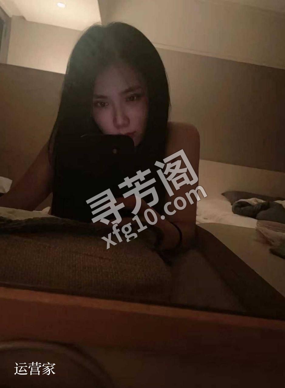 长宁700 就抱着试试的心态联系到老师，一进门见到本人是真不错好喜欢，穿着情趣包臂裙非常有感觉，皮肤白嫩 2