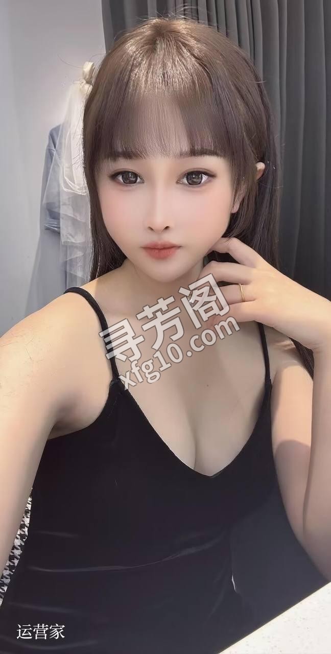 黄岛 600 达到课室，老师很开门热情迎接，很性感，酥胸半露，白白嫩嫩的，穿着性感包臀裙能看见性感肥臀呼之欲出 3