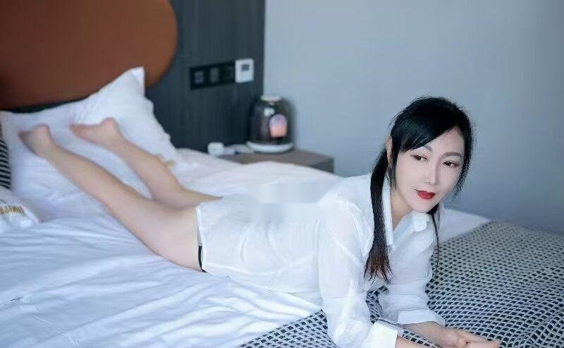 莉莉老师体验记 位置 几岁 30岁-40岁 颜值＝ 6分 费用明细 400 项目 果冻漫游、无套吹、调情、毒龙 4