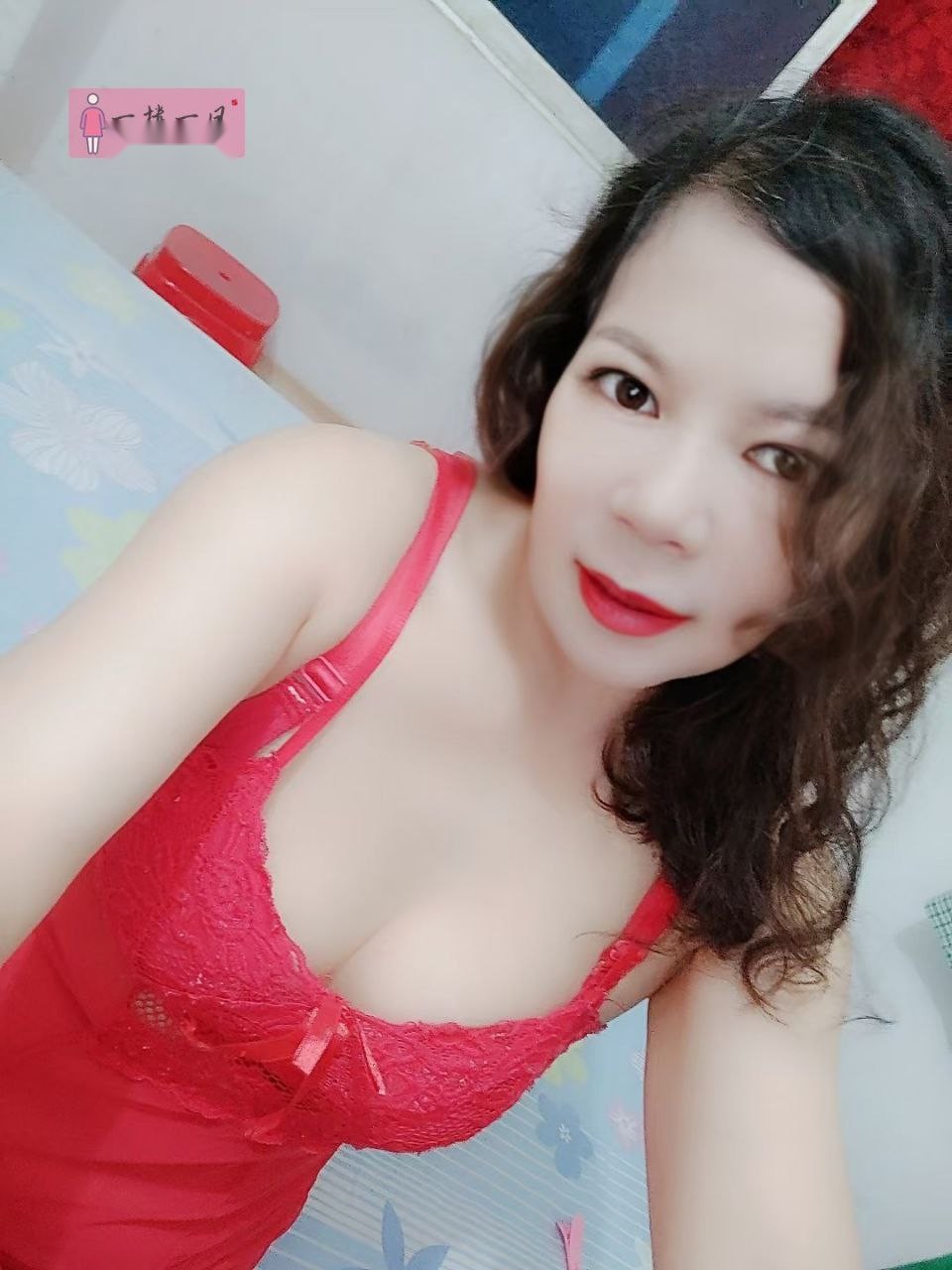 在广州的幽暗街角，一位丰满的熟女正用湿润 3
