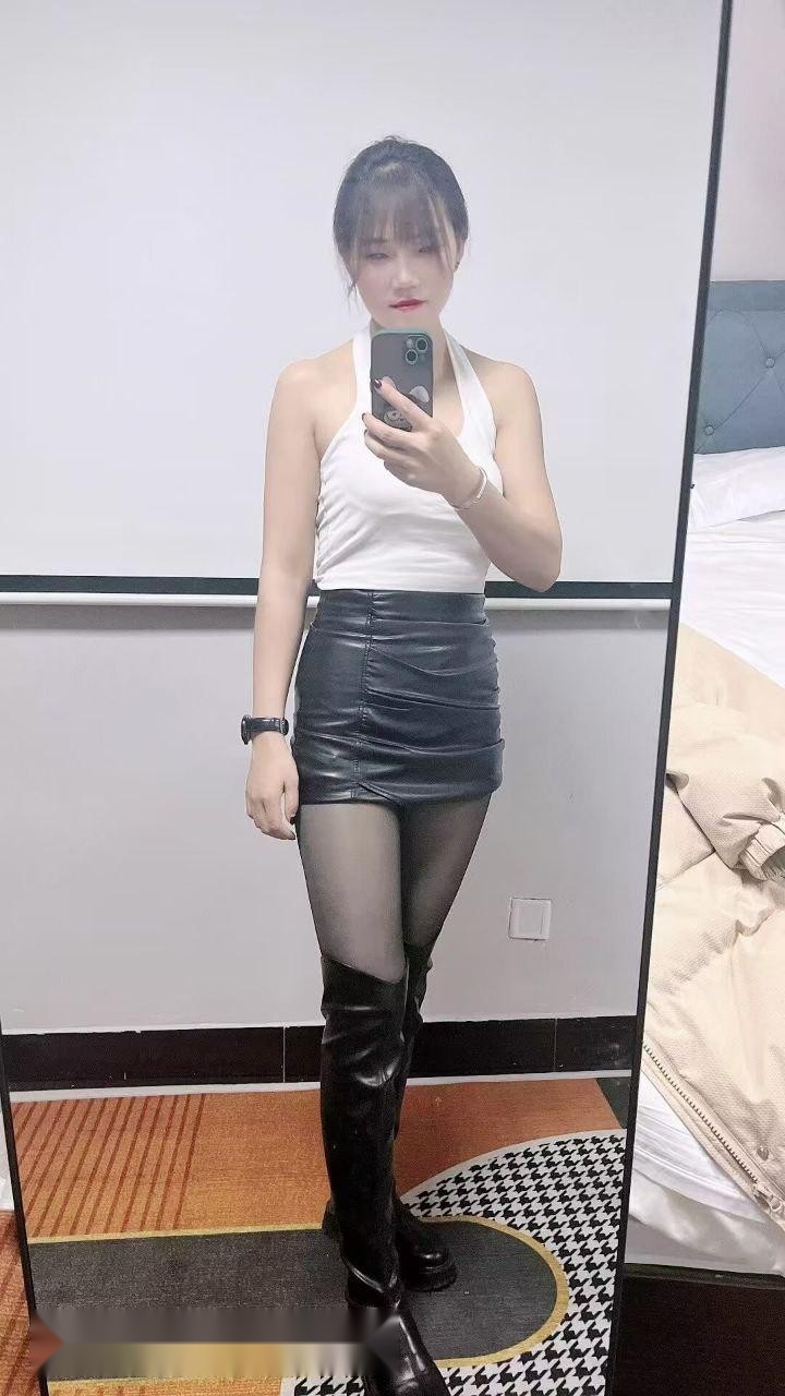 呼和浩特赛罕区骚少妇躺在床上，两腿大张， 2