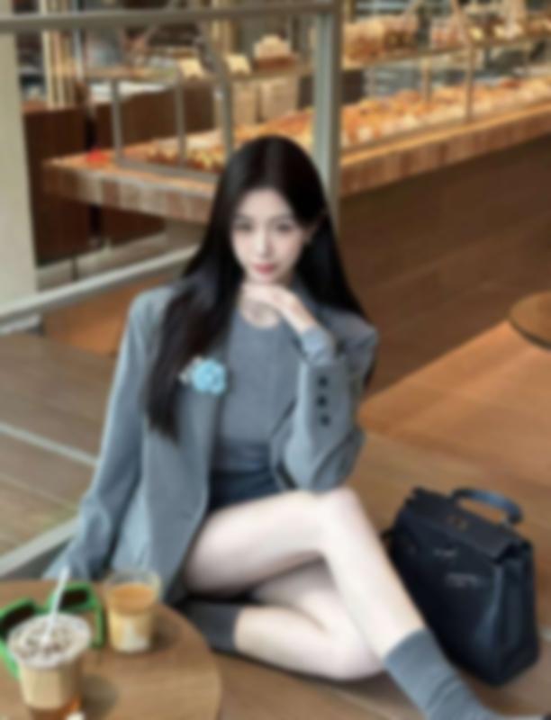 在天津的隐秘公寓里，我穿着紧身制服扭动腰 7