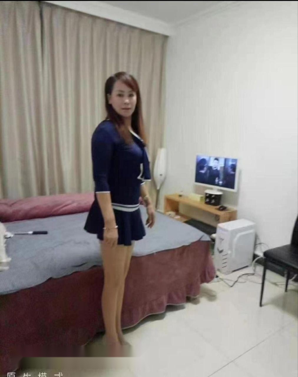 长春街头，熟女大姐身材火辣，巨乳紧绷着低 2