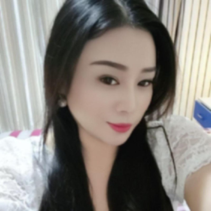她的身体在床上扭动着，丰满的乳房晃荡，粉 2