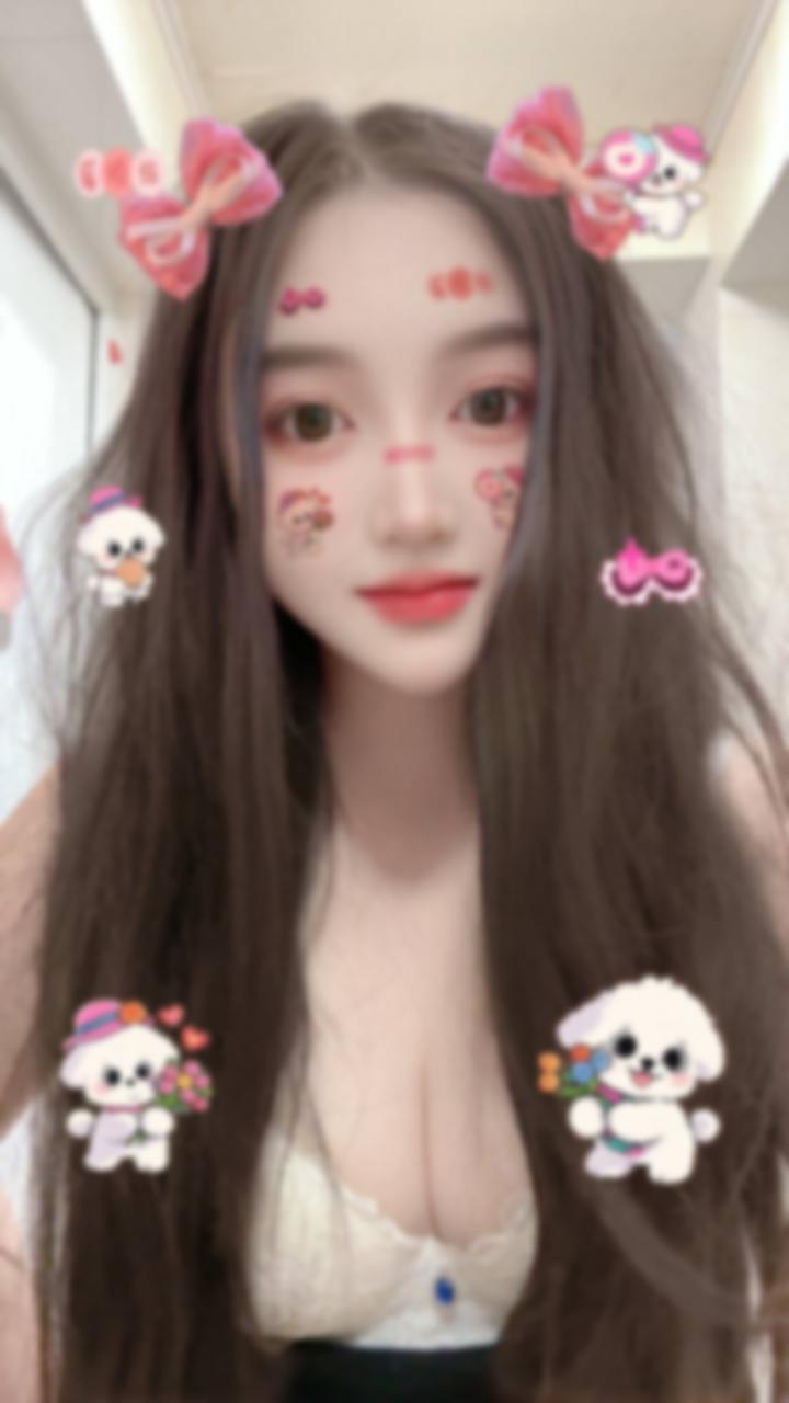**茜茜的奶水正从丰满的乳尖不断渗出，她 4