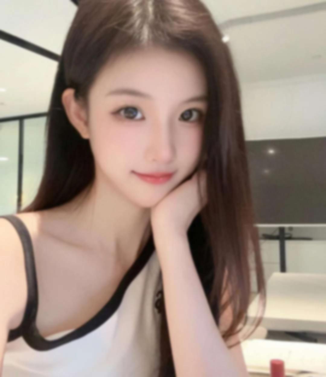 在成都的私密空间里，她身着紧身制服扭动腰 2