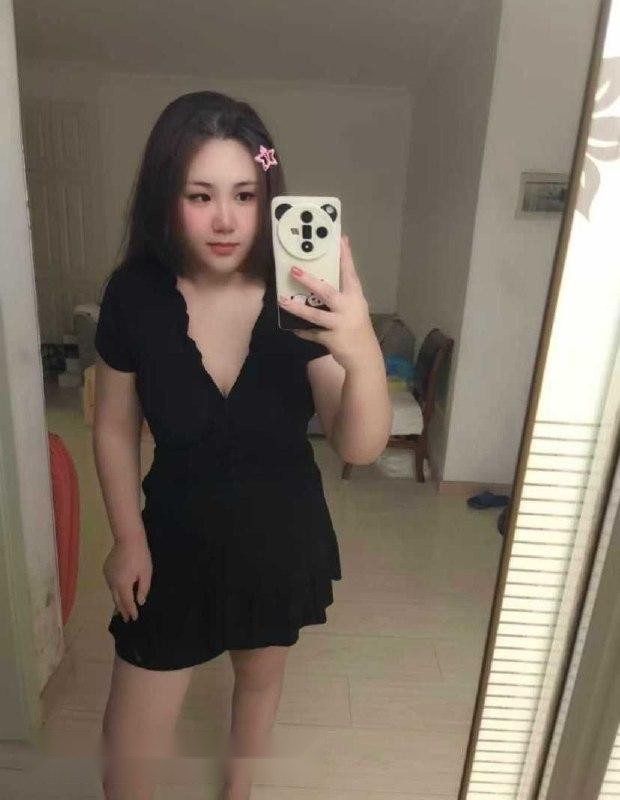 在开发区，一位少妇身材火辣，她邀请客人进 2
