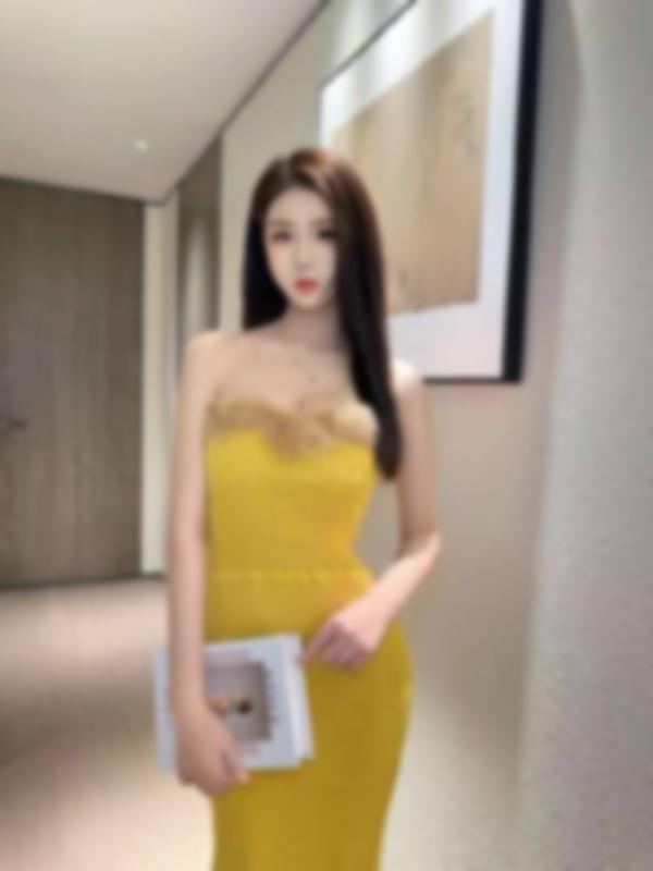 在武汉的隐秘房间里，我穿着紧身制服扭动腰 2
