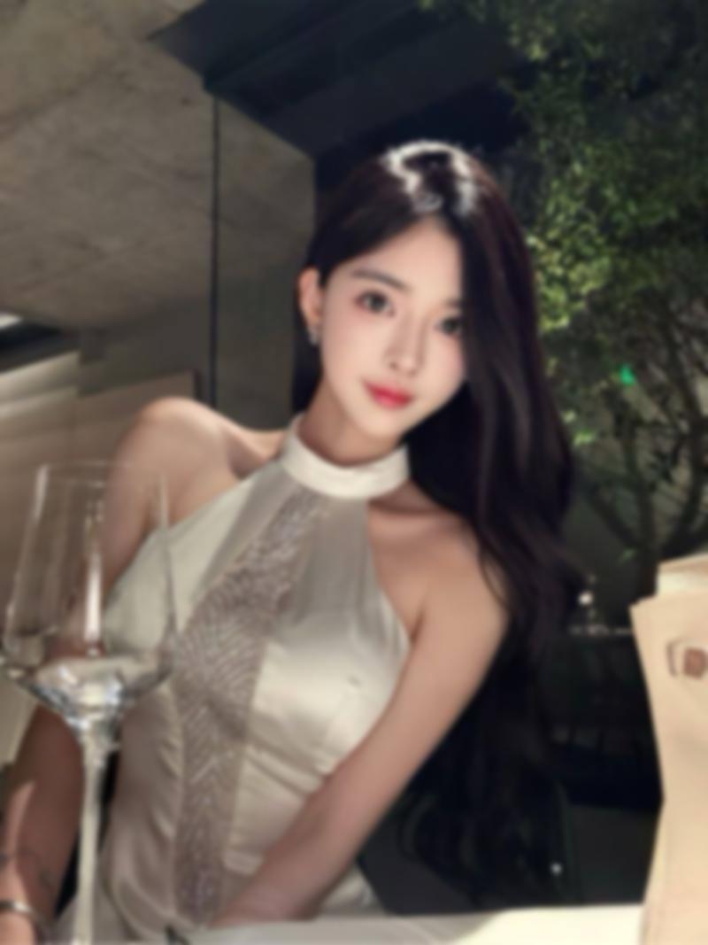 在上海的霓虹夜色里，她身姿曼妙，主动凑近 3