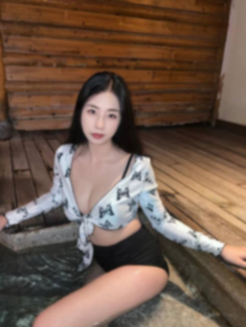 北京的夜晚总是那么燥热，我穿着制服在你面 3