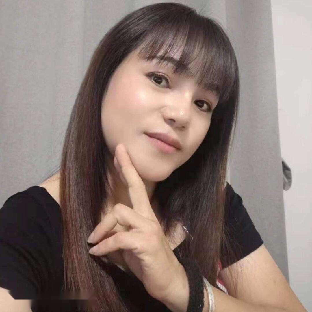 在上海杨浦区的隐秘公寓里，一位丰满熟女正 2