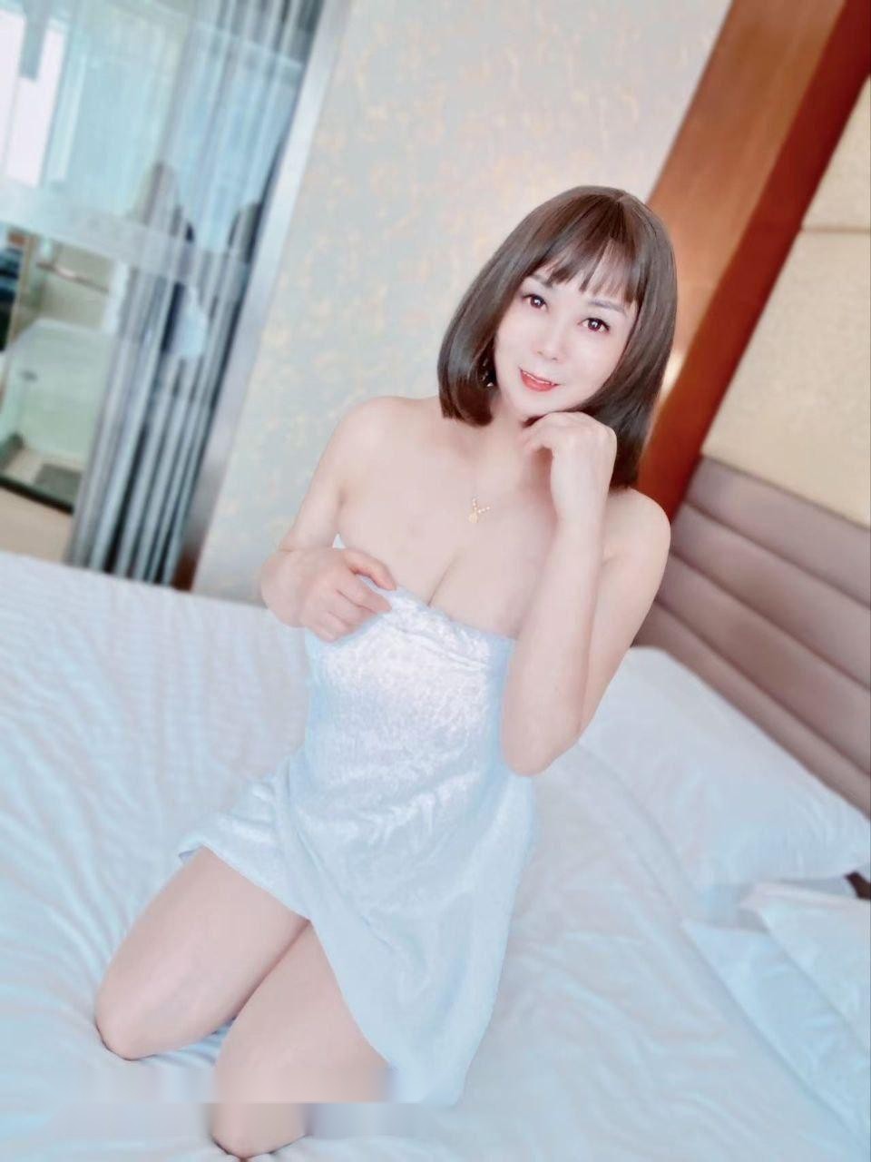 上海虹口遇见这位35岁熟女御姐，曲线丰盈 4