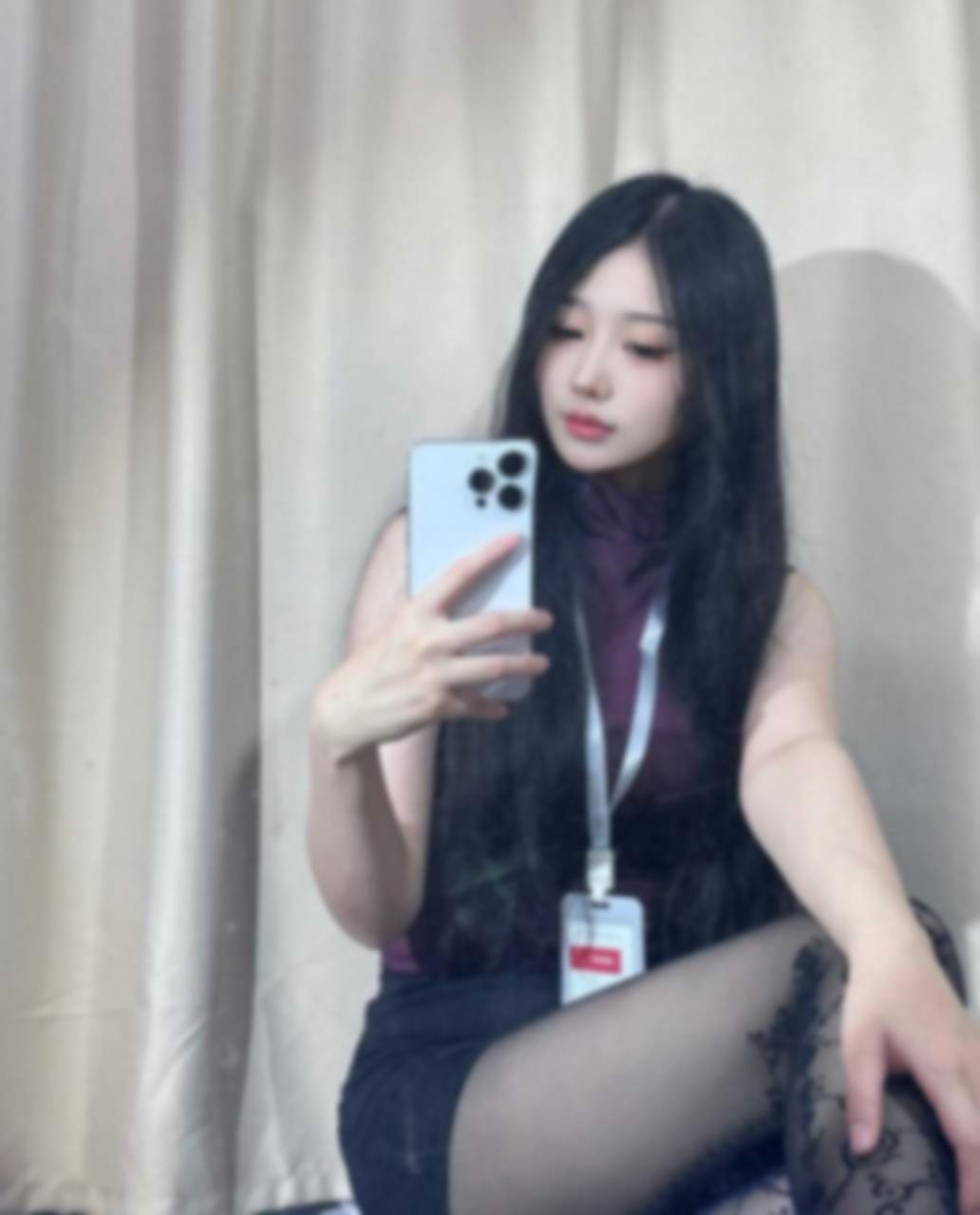 丰台夜色中，她光着身子趴在床上，肥美的乳 3