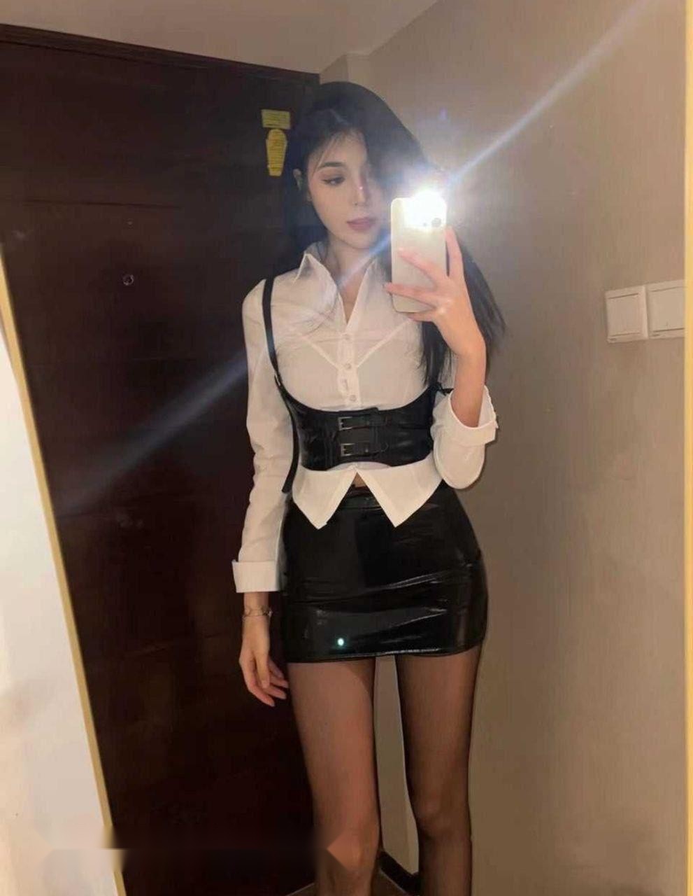 广州街头夜色迷离，21岁的小妖精身姿撩人 3