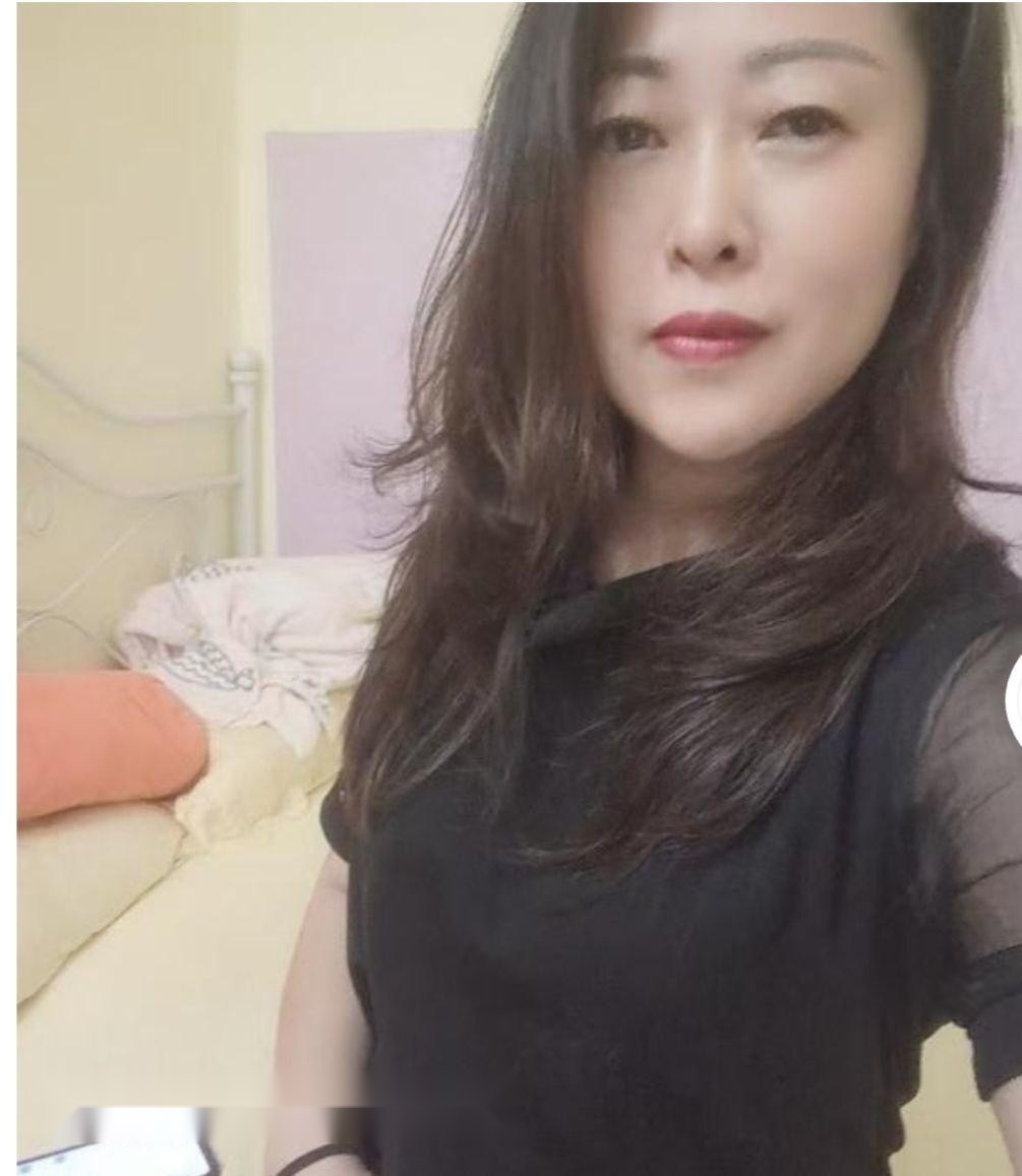 在深圳宝安的夜晚，一位丰满骚熟女正躺在床 2