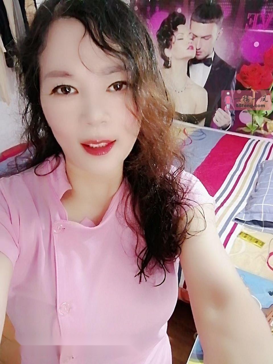 在广州的幽暗街角，一位丰满的熟女正用湿润 2