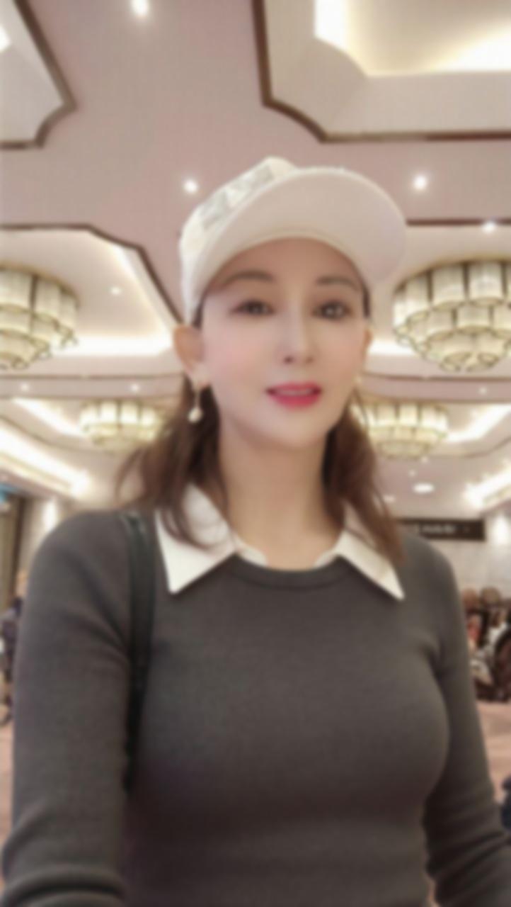 深圳罗湖的夜色里，岚姐那熟透的身体正散发 3