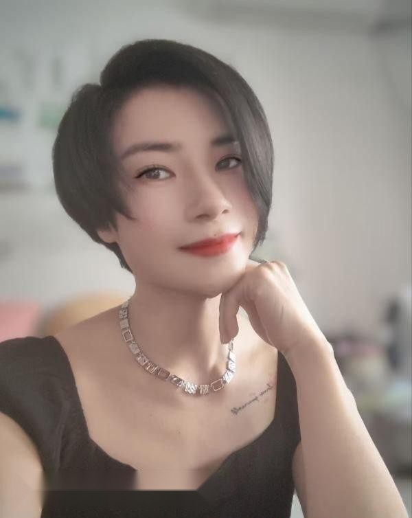 番禺的熟女身材火辣，饱满的奶子晃荡着，骚 4