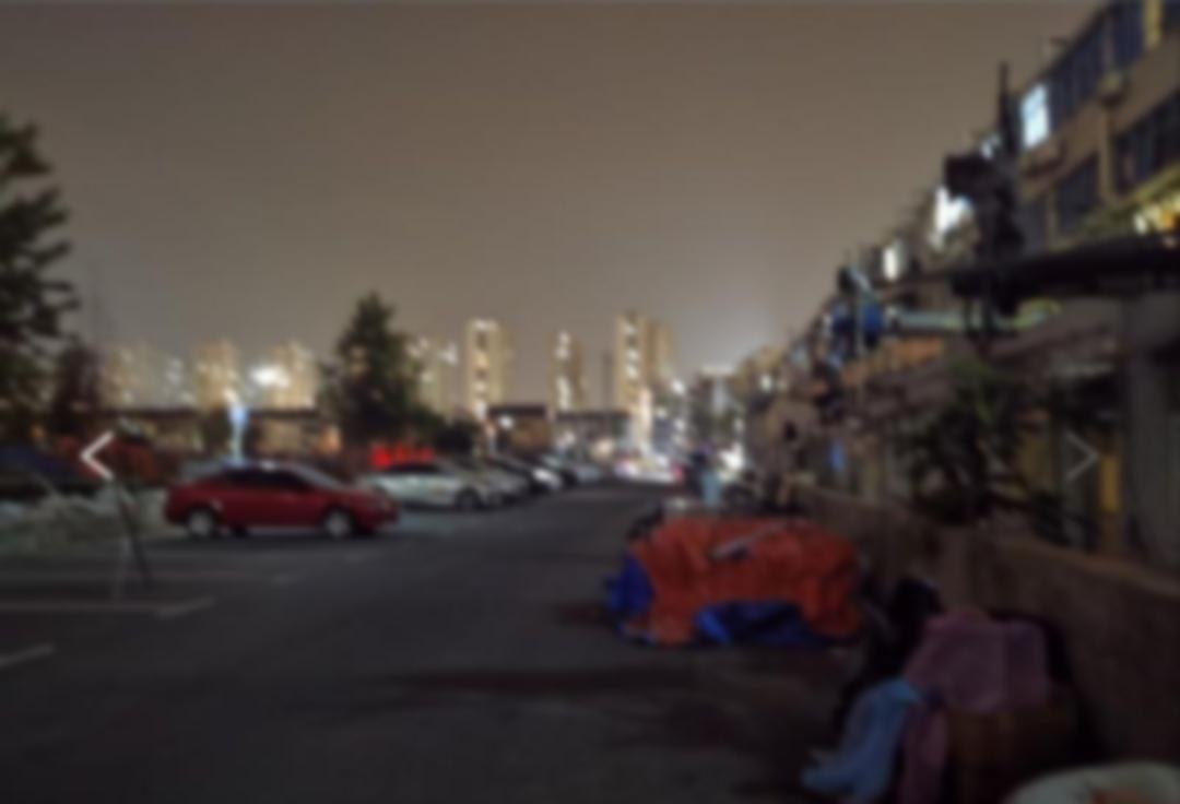 夜色笼罩滨江，她身穿超短裙，胸口半露，臀 2