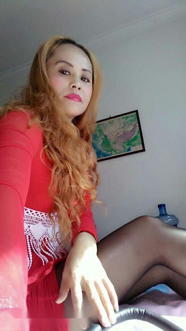 在沈阳街头，这位熟女身材火辣，巨乳紧绷着 2