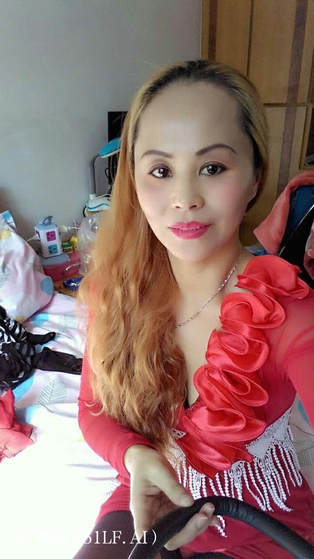 在沈阳街头，这位熟女身材火辣，巨乳紧绷着 3