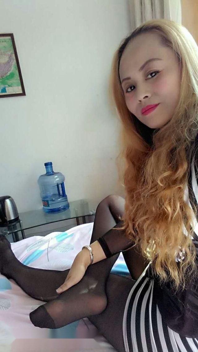 在沈阳街头，这位熟女身材火辣，巨乳紧绷着 4