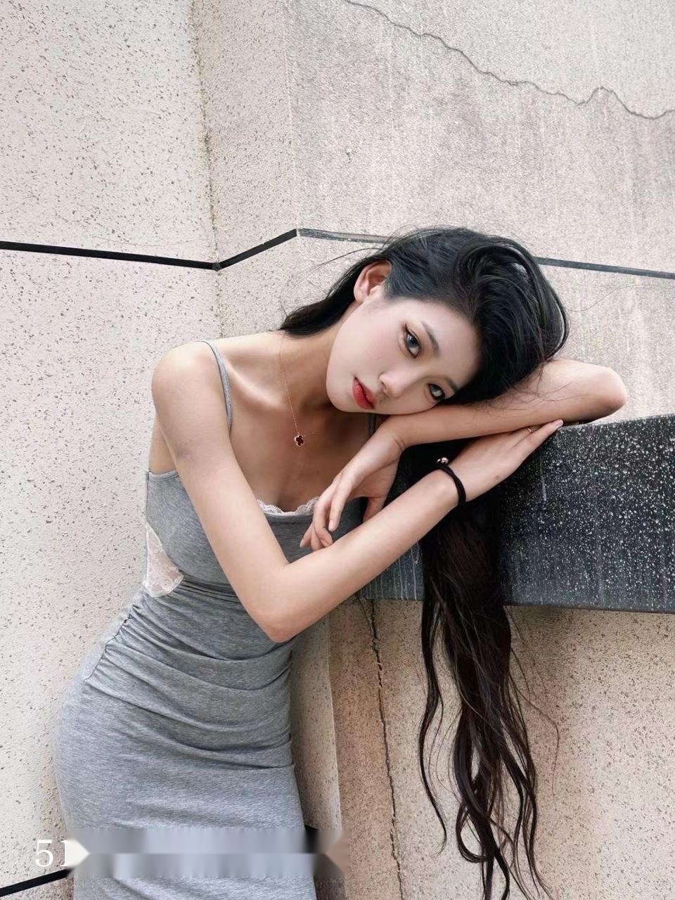 进门映入眼帘的是位容颜上乘的女孩，肌肤细 2