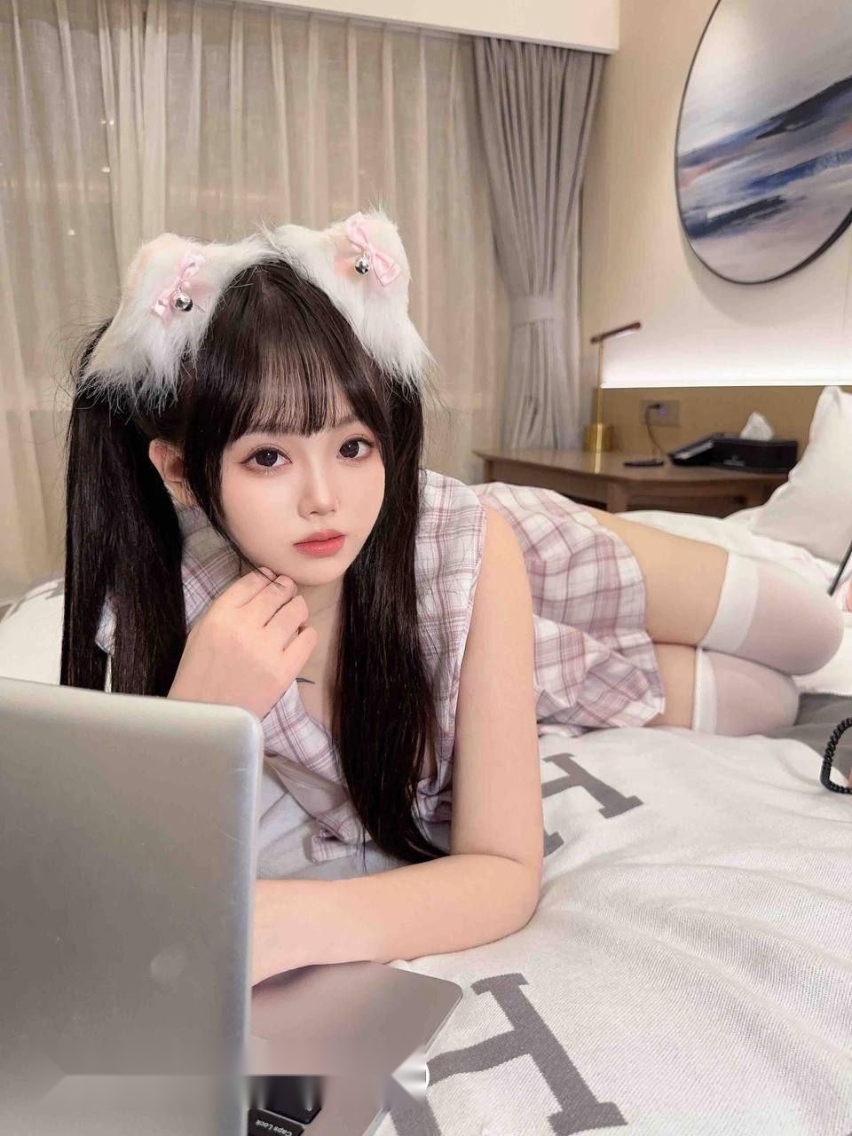 在哈尔滨市区酒店的柔软床上，她雪嫩的肌肤 5