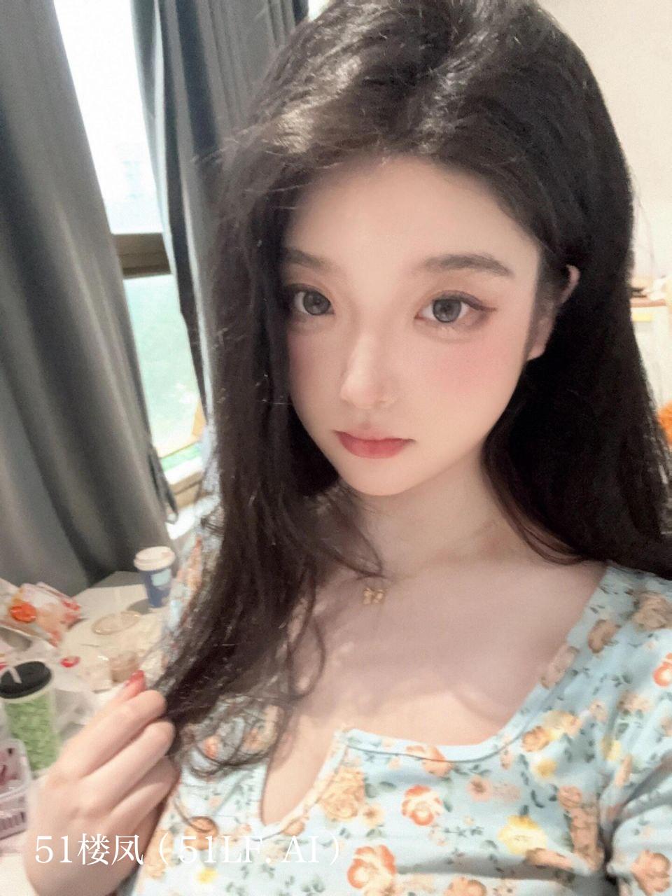 乌鲁木齐市区内，一位皮肤白嫩的尤物正等在 3