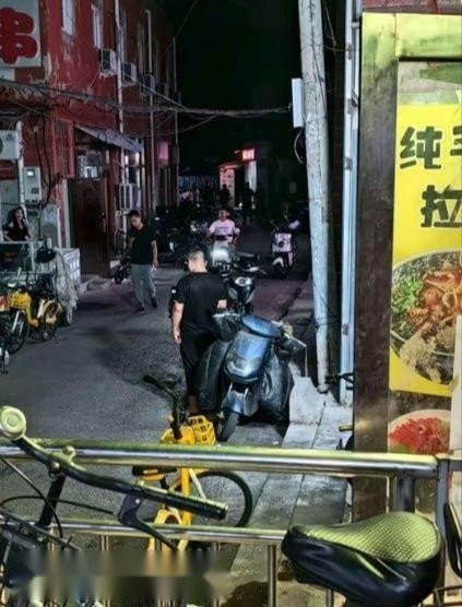 朝阳霓虹闪烁，她穿超短裙倚墙，丰臀半露， 3