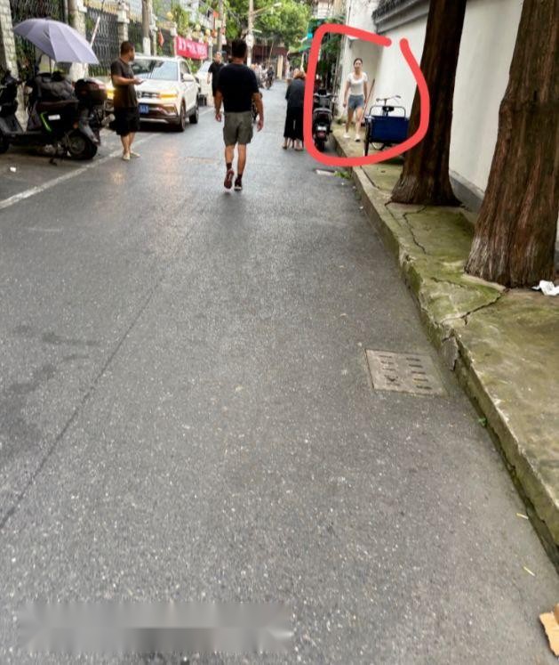 在闵行夜色里，她穿着超短裙，丰满的胸部几 2