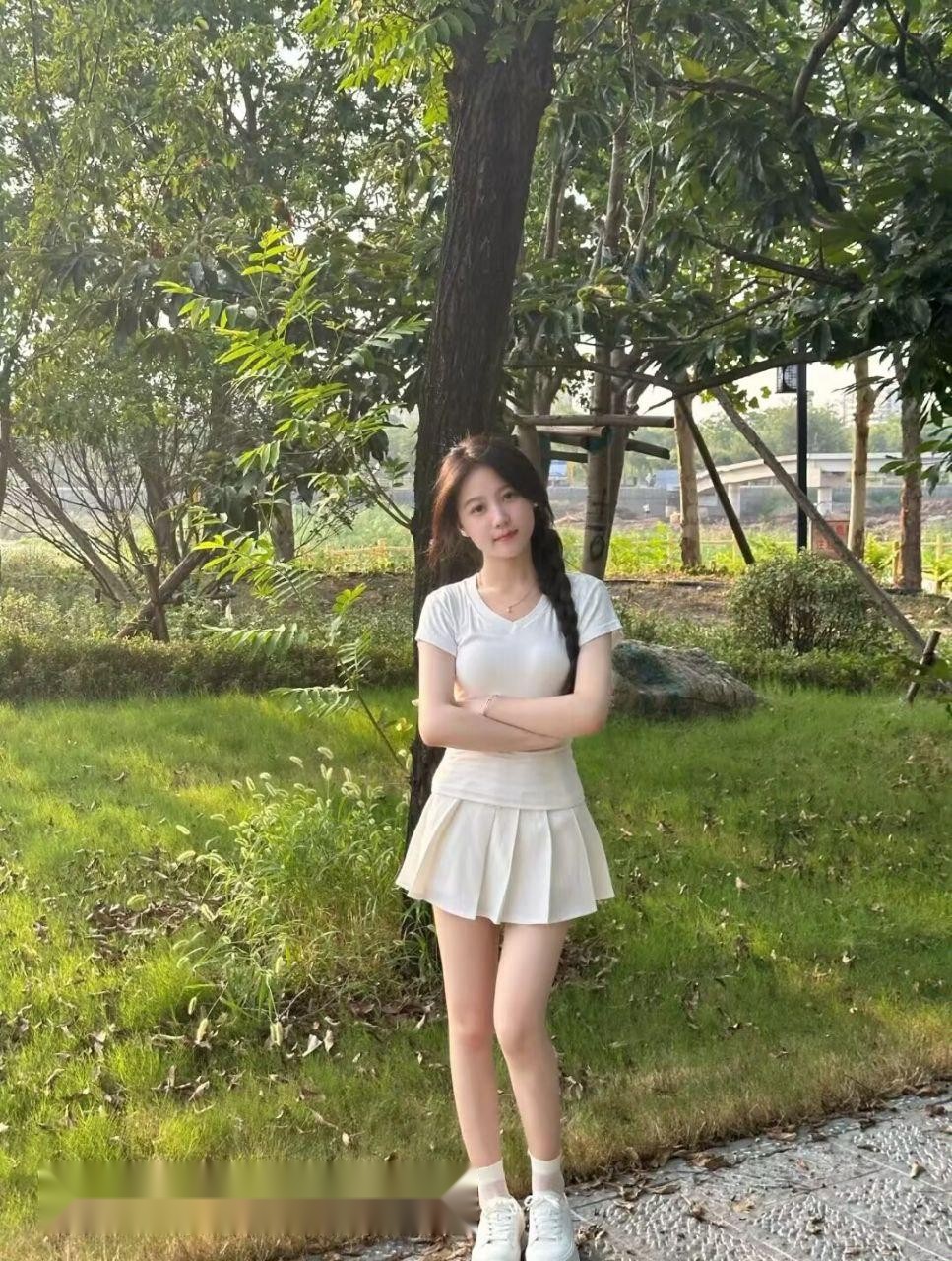 上海的深夜，我换上紧身制服，跪趴在床沿， 6
