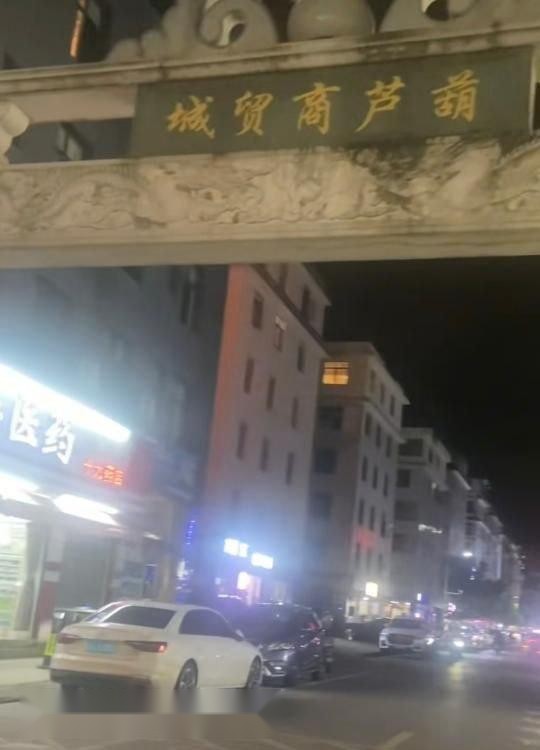 玉溪夜幕下，几个骚浪女郎倚在街角，短裙掀 2